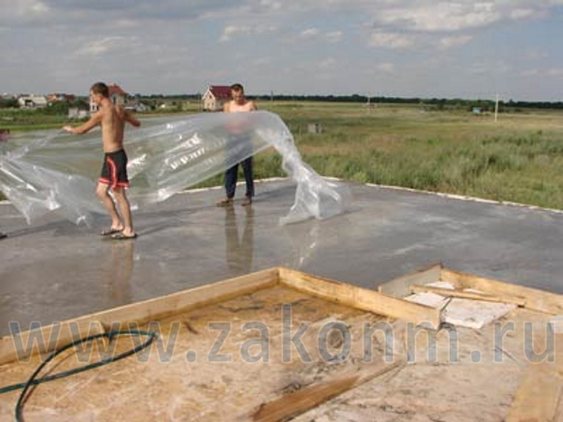 Поливать бетон после заливки в жаркую погоду. Укрытие бетона пленкой. Пелёнка для защиты бетон. Заливают бетон. Технология укрытия бетона пленкой.